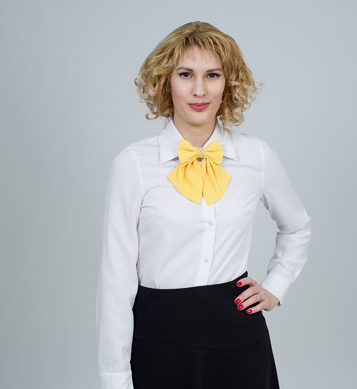 Porträtt av en självsäker ung kvinna i affärsklädsel, redo att ta sig an entreprenörskapets utmaningar.