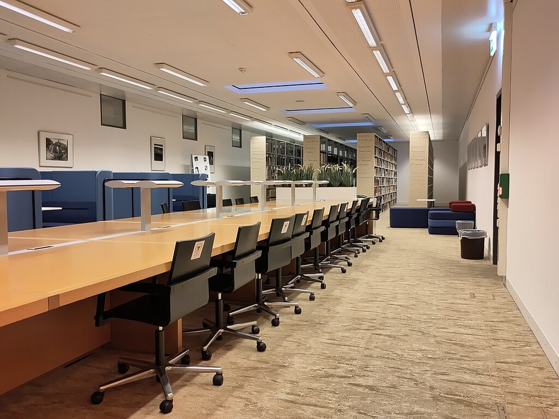En välkomnande reception på ett modernt kontor.
